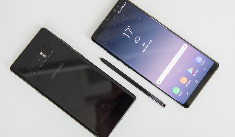 Galaxy Note 8 framside og bakside med penn
